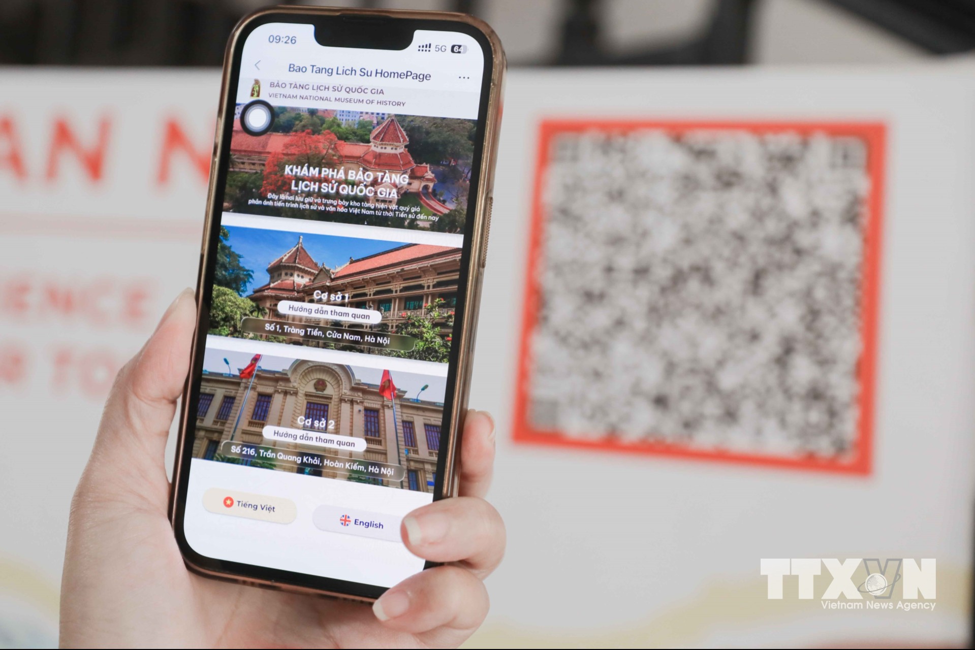 Chỉ với một lần quét mã QR, du khách có thể dễ dàng tra cứu thông tin về các bảo vật được số hóa tại Bảo tàng Lịch sử Quốc gia, thuận tiện tìm hiểu giá trị lịch sử, văn hóa của hiện vật. (Ảnh: Phan Phương/TTXVN)